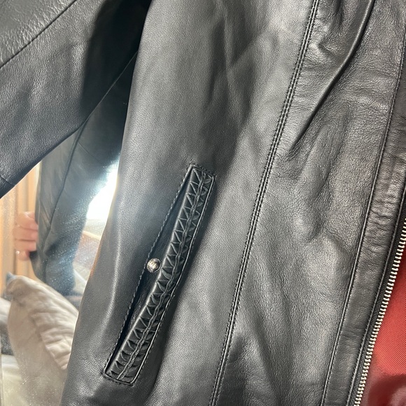 Elegant Black Leather Jacket for Women - Picture 6 of 8